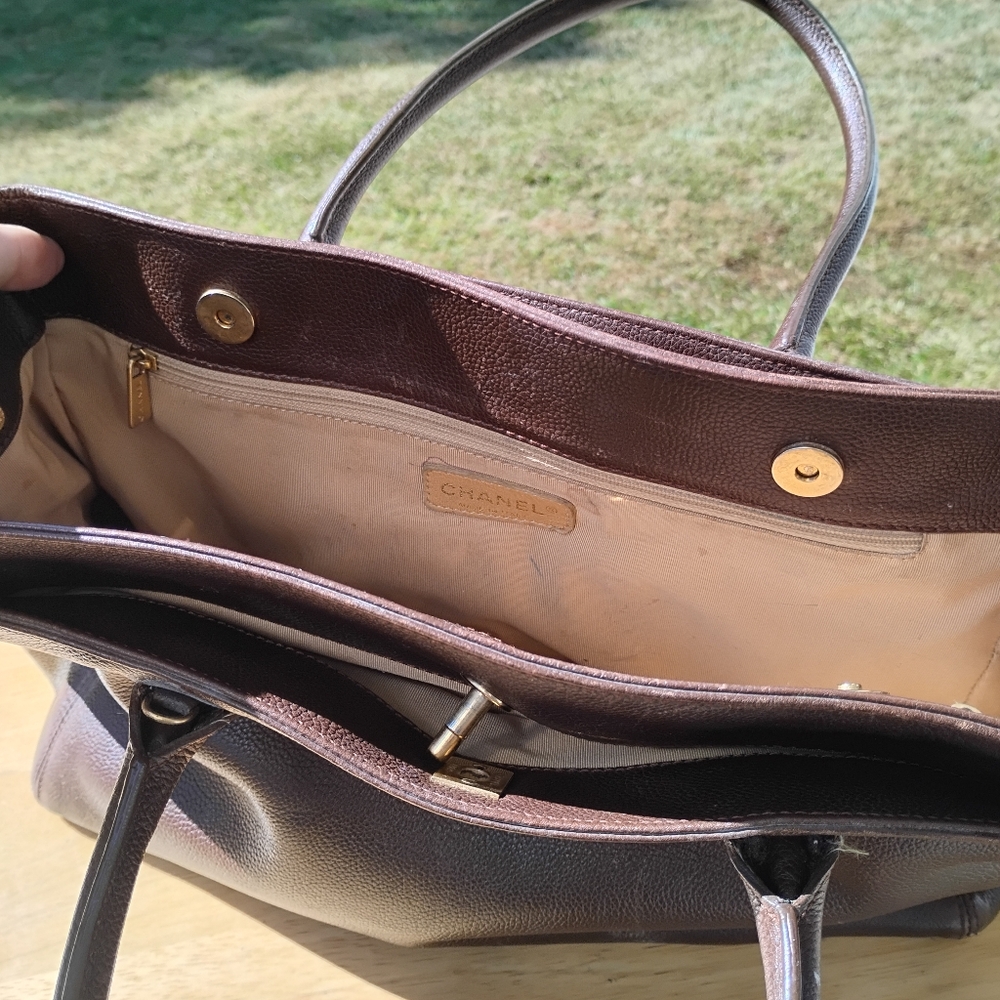 CHANEL Gold Leather Tote with Classic Elegance - Picture 8 of 10